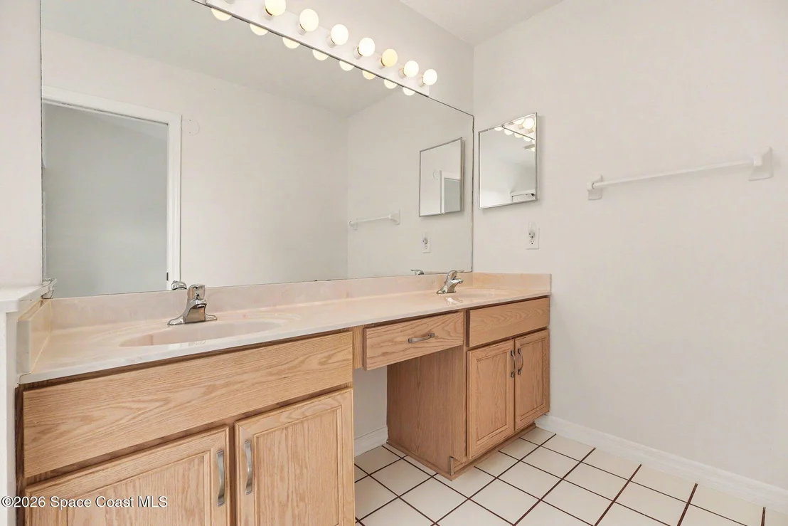 Photo of 1230 Meadowbrook Road NE