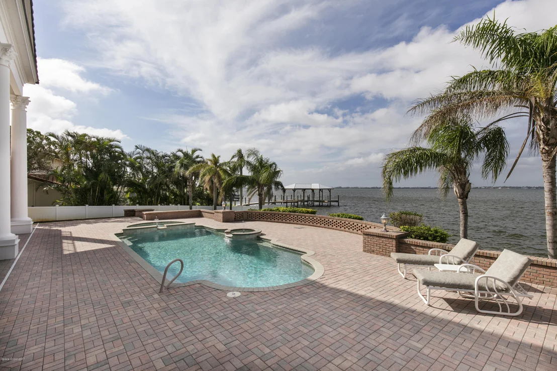 Photo of 2700 N Riverside Drive N