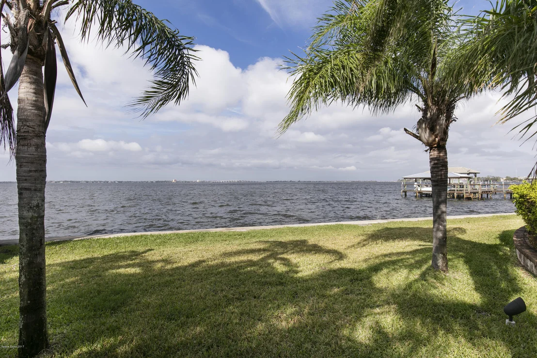 Photo of 2700 N Riverside Drive N