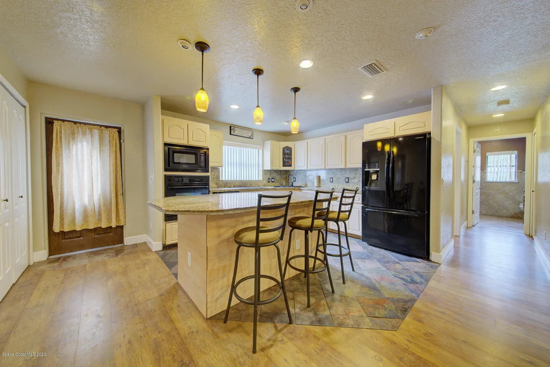 Photo of 1043 Green Road