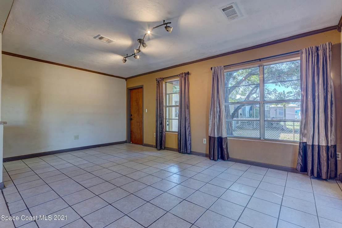 Photo of 2975 Kosuth Road NE