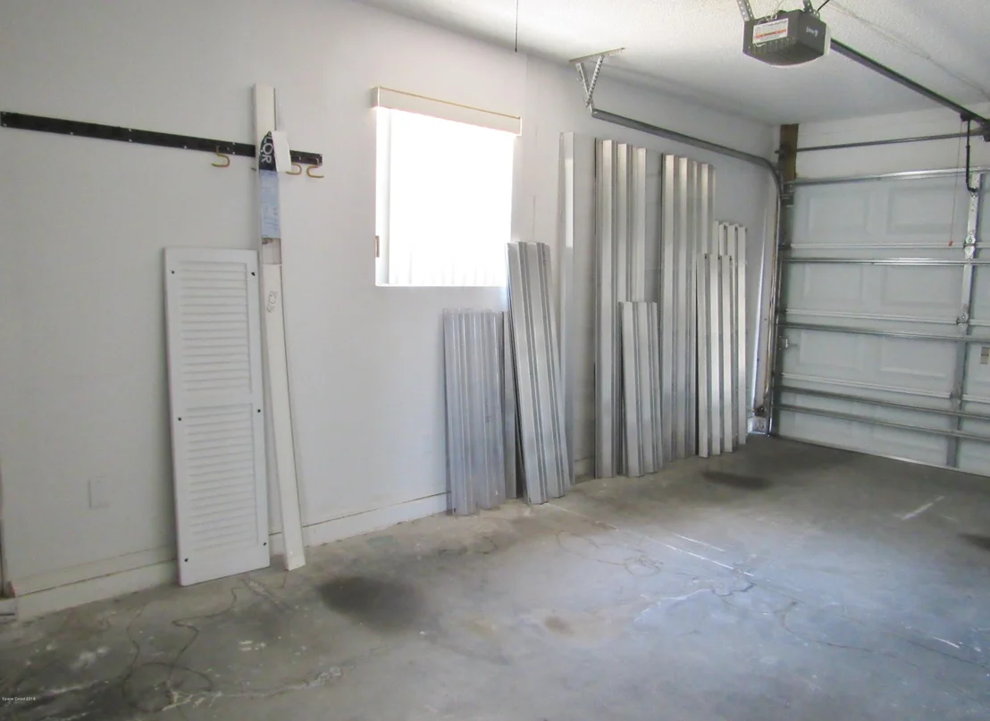 Photo of 1043 NE Goldenrod Circle NE