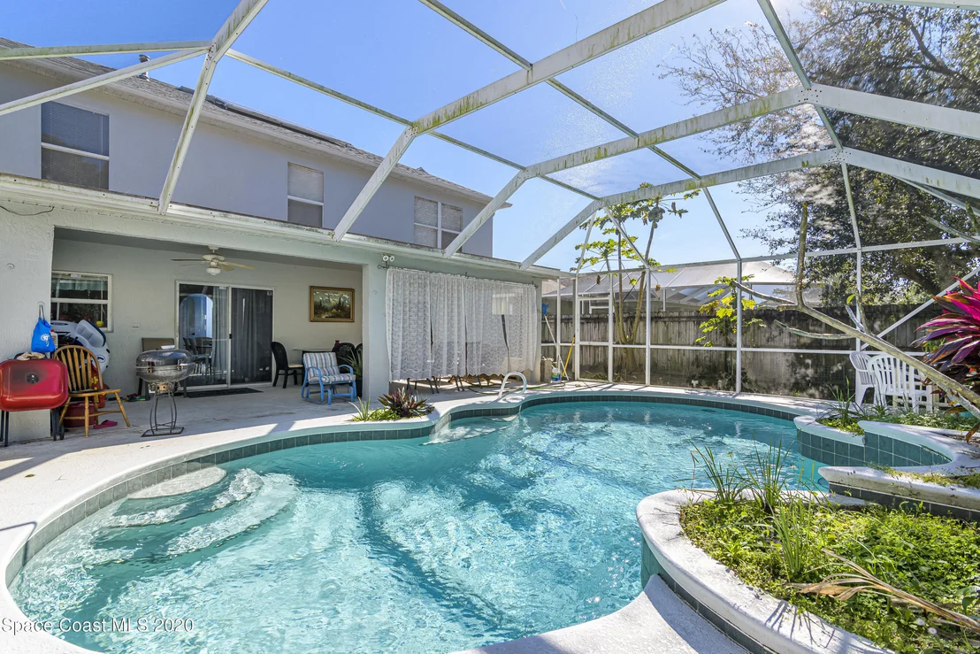 Photo of 1249 White Oak Circle