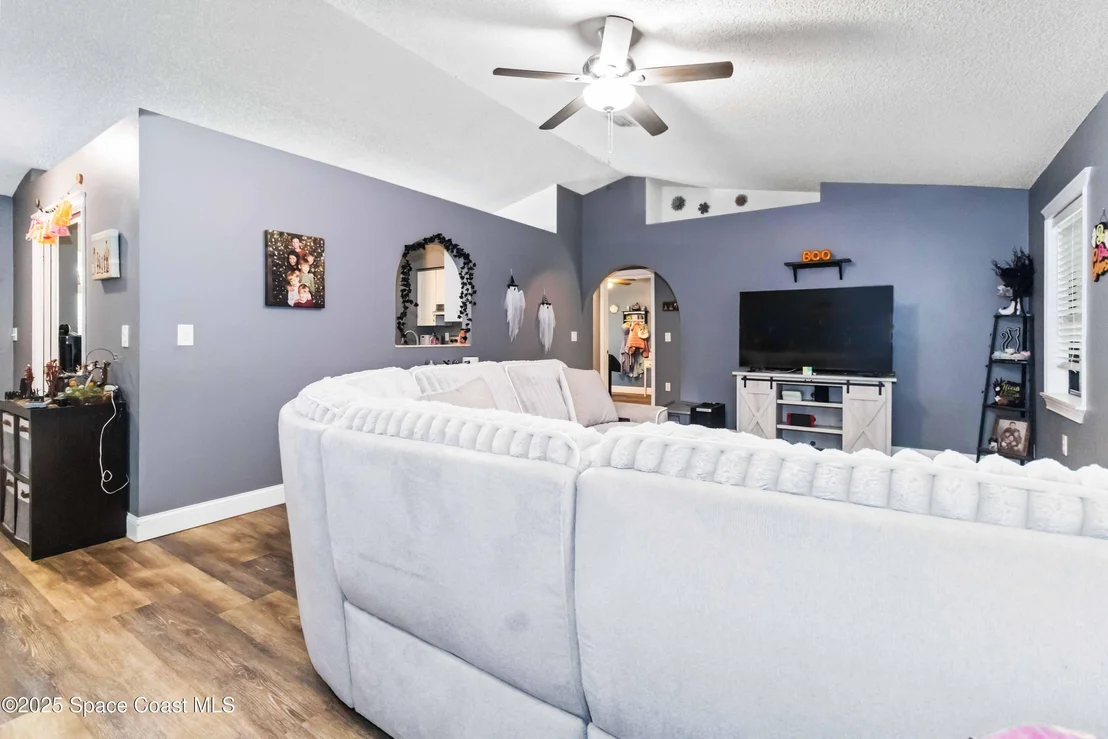 Photo of 6581 Bancroft Avenue