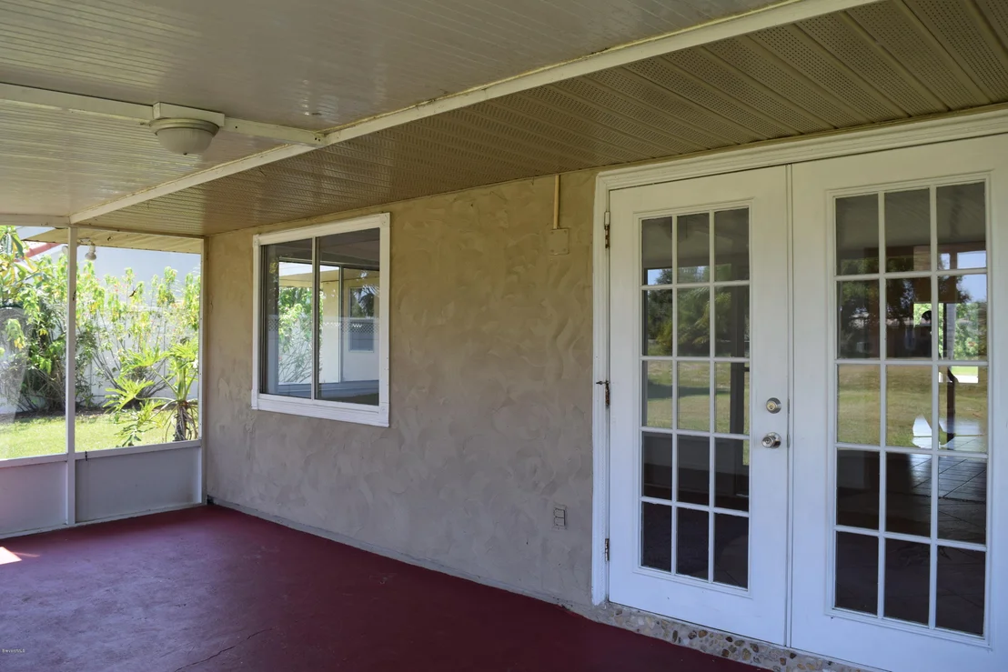 Photo of 881 Riviera Drive NE