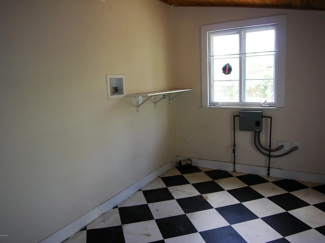 Photo of 736 Aurora Road