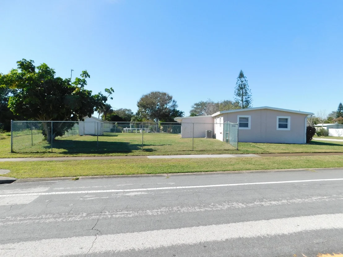 Photo of 978 Bianca Drive NE
