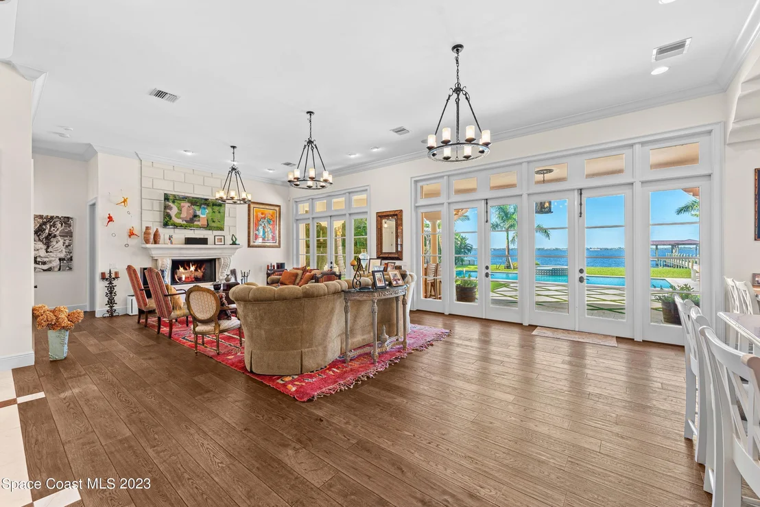 Photo of 2142 N Riverside Drive