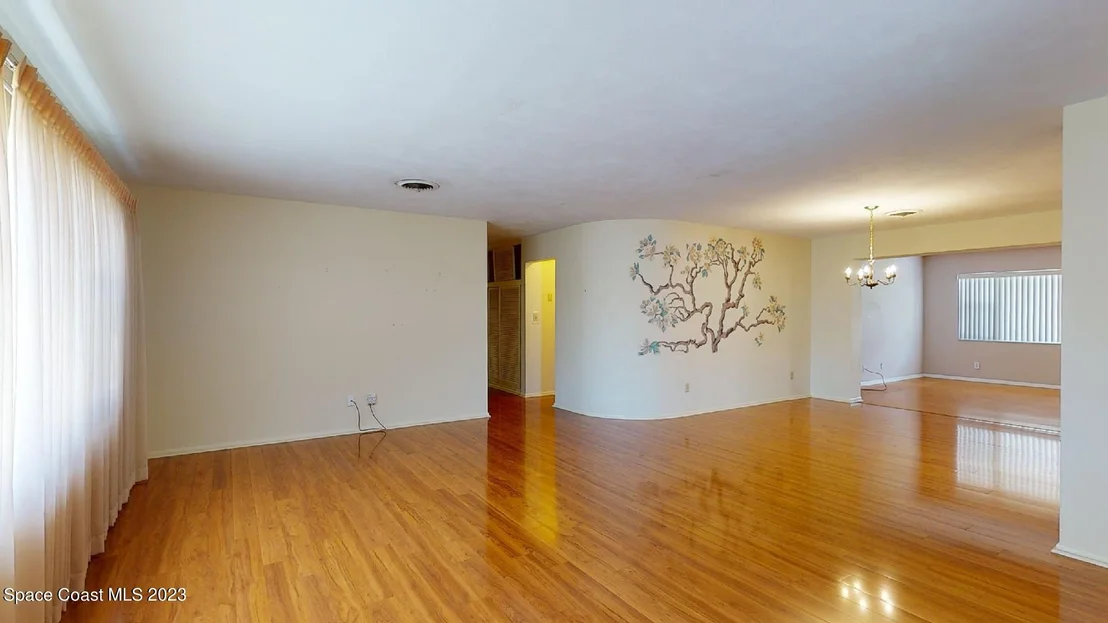 Photo of 204 S Riverside Drive