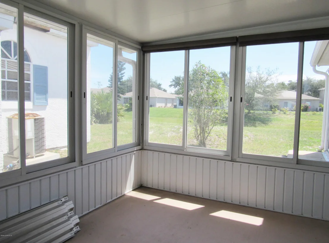 Photo of 1043 NE Goldenrod Circle NE