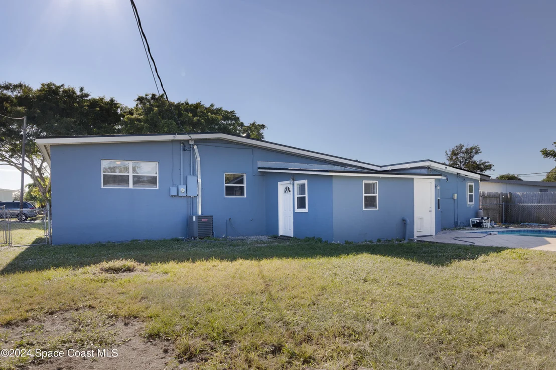 Photo of 1064 Cabot Drive NE