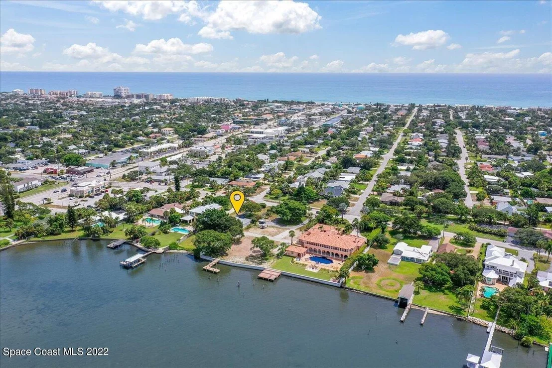 Photo of 300 S Riverside Drive
