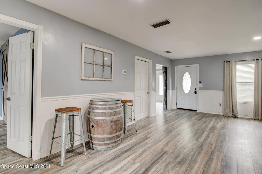 Photo of 6039 Apple Avenue