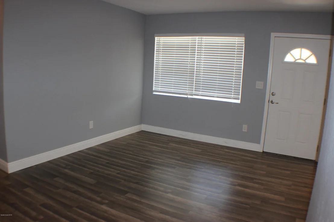 Photo of 1042 Cabot Drive NE