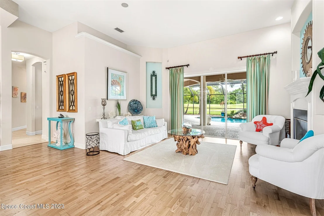 Photo of 915 Chatsworth Drive