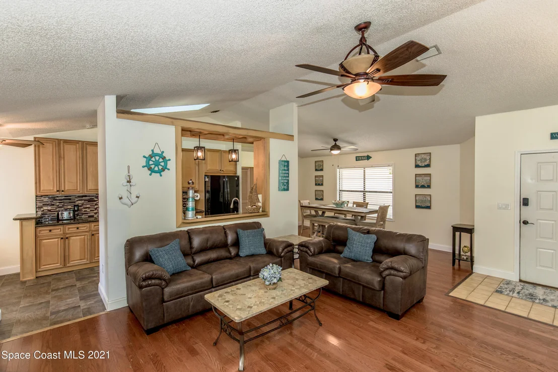 Photo of 949 Streamlet Ave Avenue