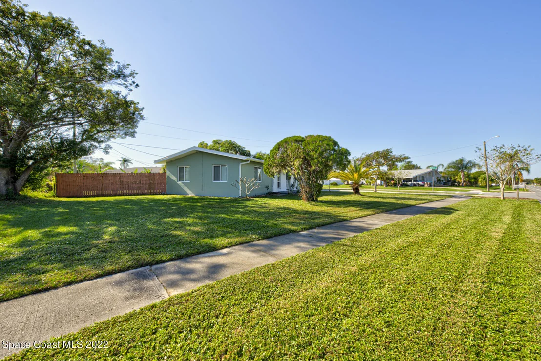 Photo of 1121 Daytona Drive NE