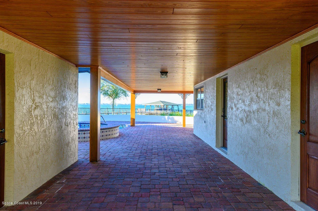 Photo of 3300 N Riverside Drive N