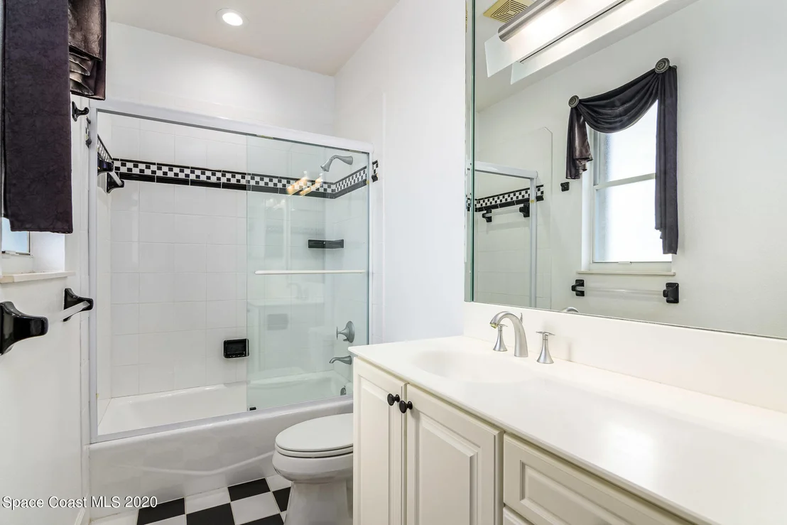Photo of 975 Chatsworth Drive
