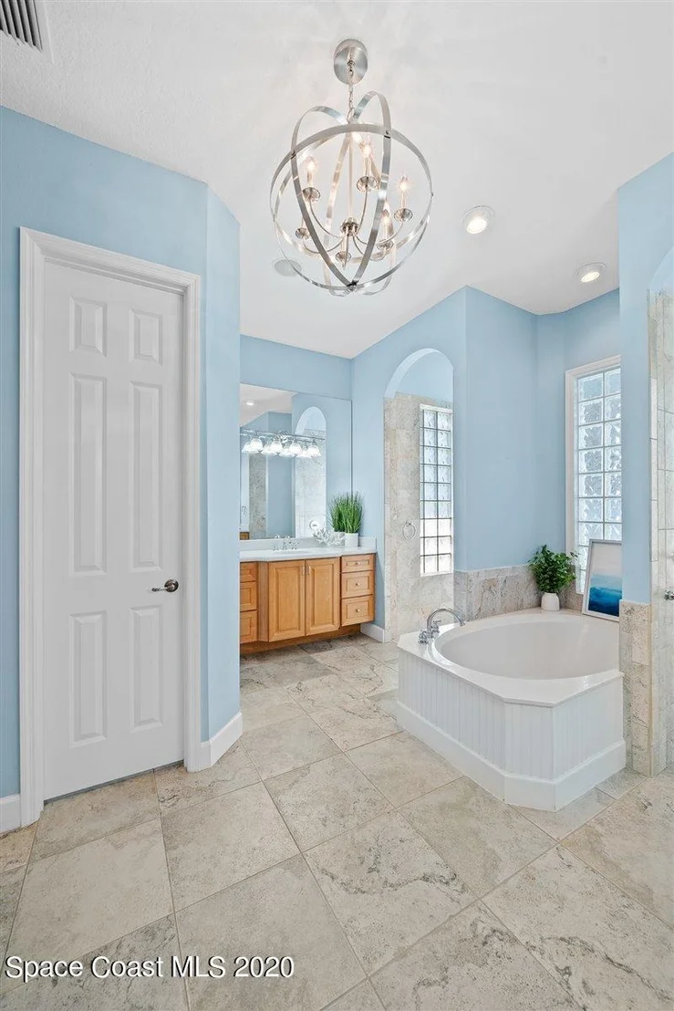 Photo of 925 Chatsworth Drive