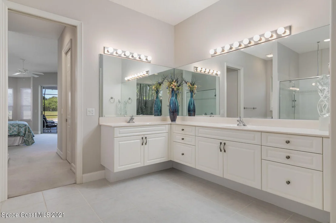 Photo of 955 Chatsworth Drive