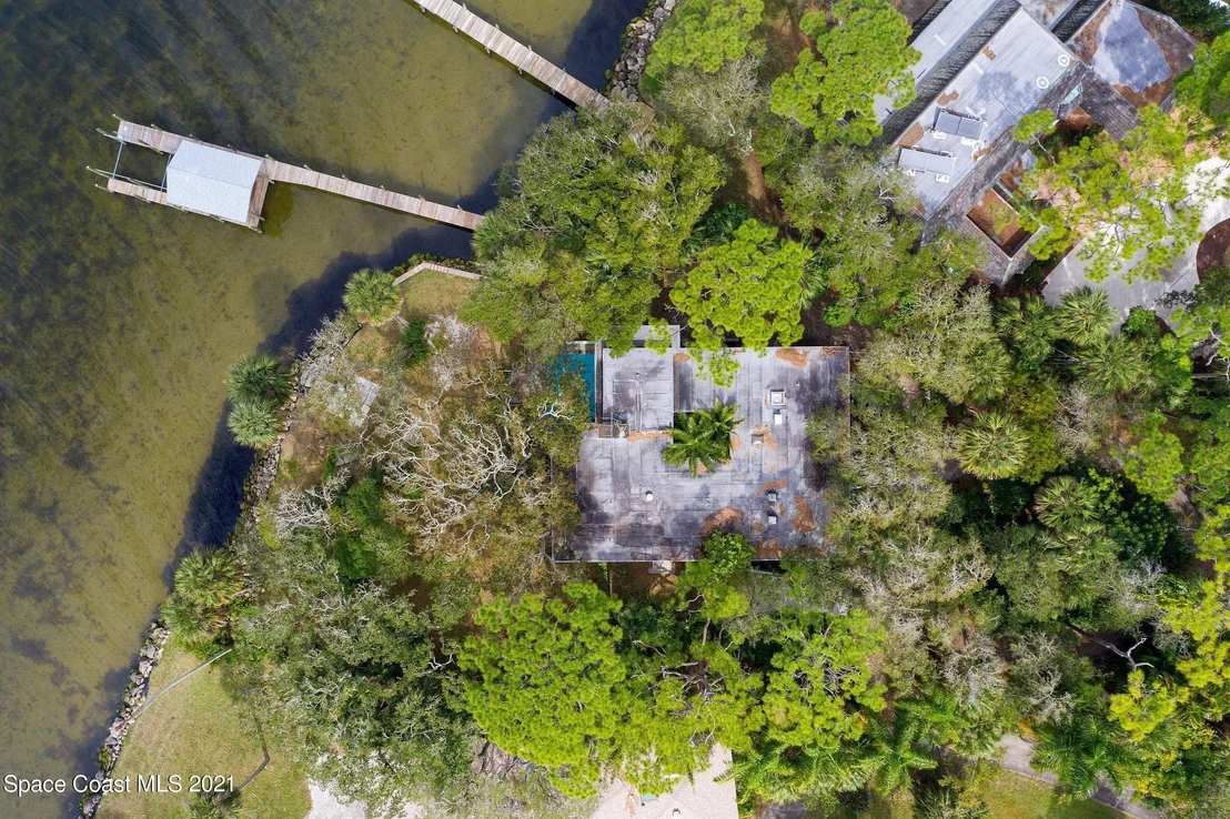 Photo of 1320 S Riverside Drive