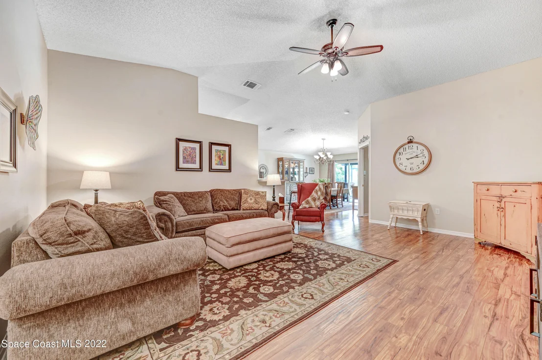 Photo of 1153 White Oak Circle