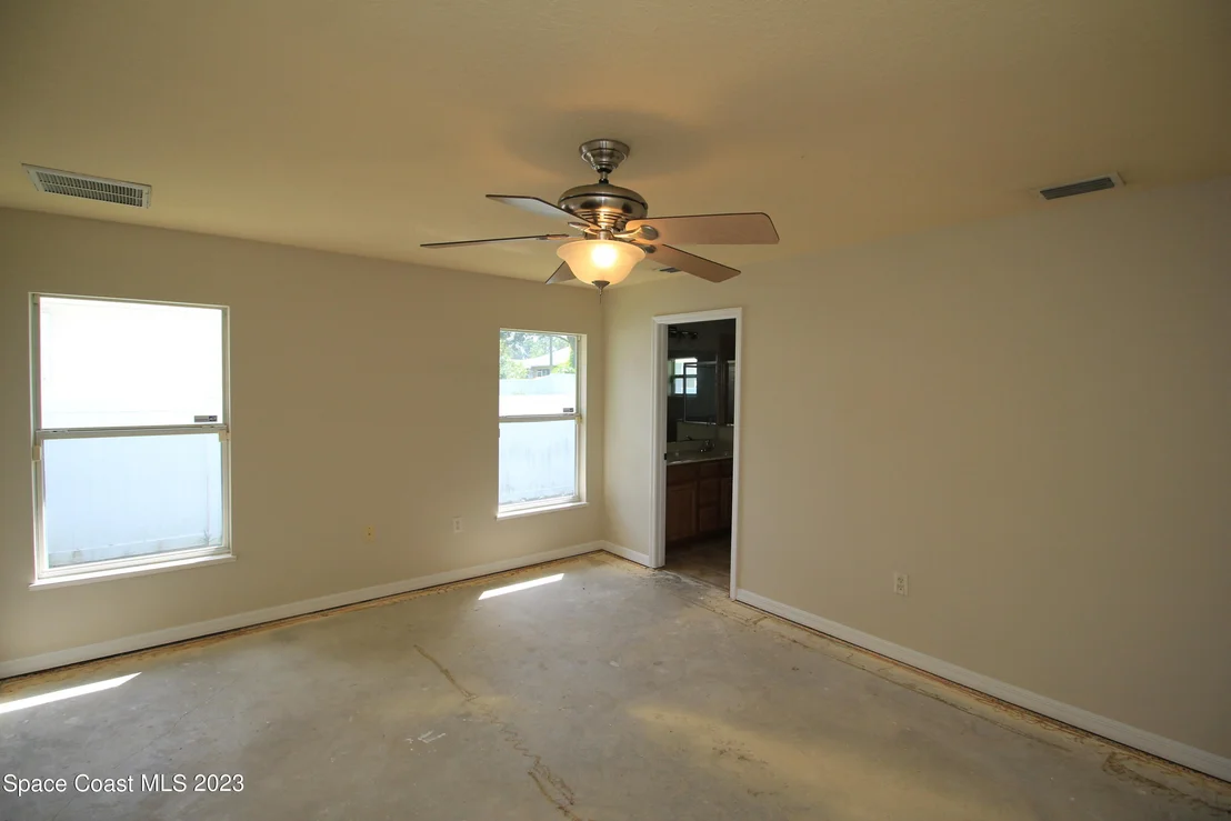 Photo of 492 Eldron Boulevard NE