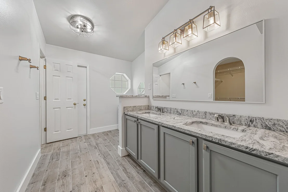 Photo of 1223 White Oak Circle