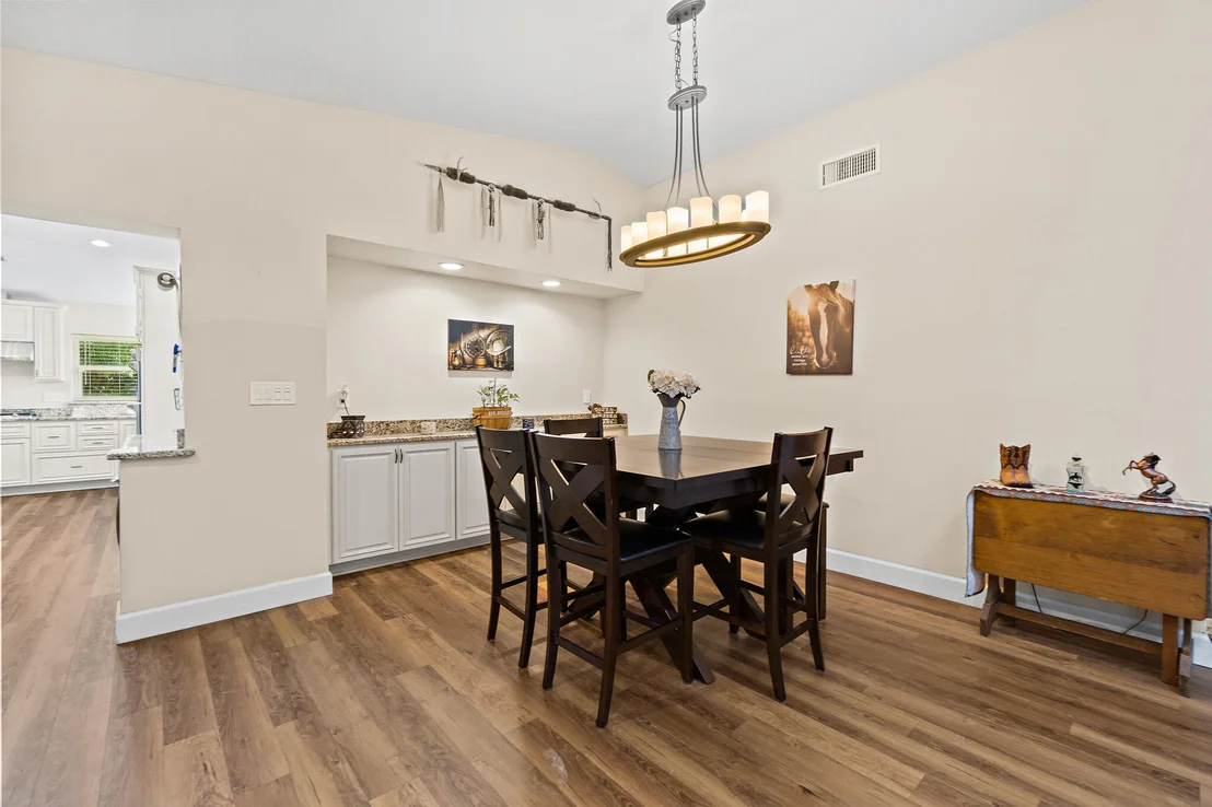 Photo of 810 Knecht Road NE