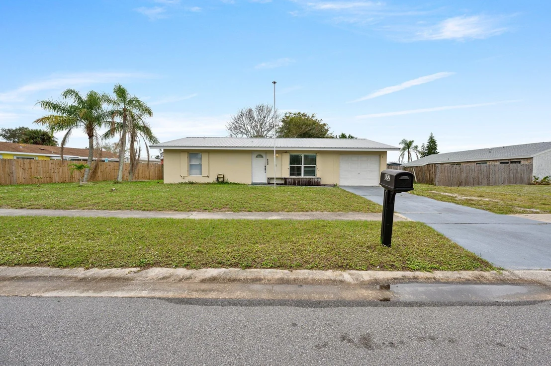 Photo of 822 Onyx Drive NE