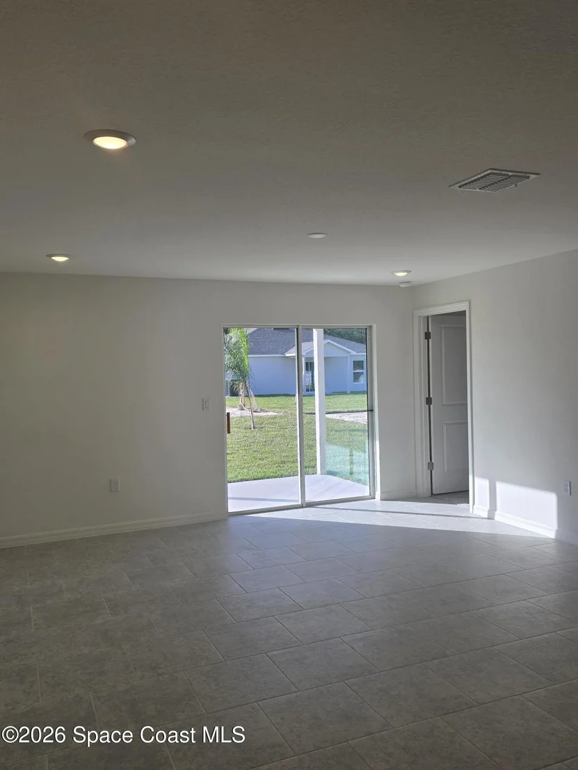 Photo of 582 SW Richmond Circle SW