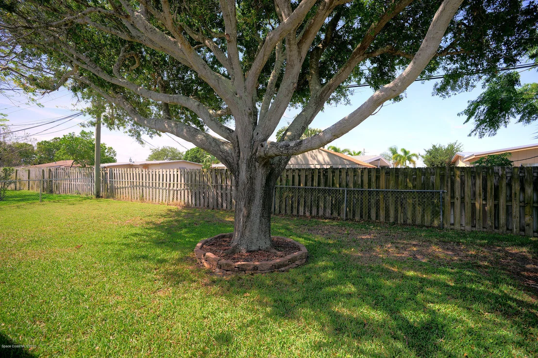 Photo of 930 Darwin Lane NE