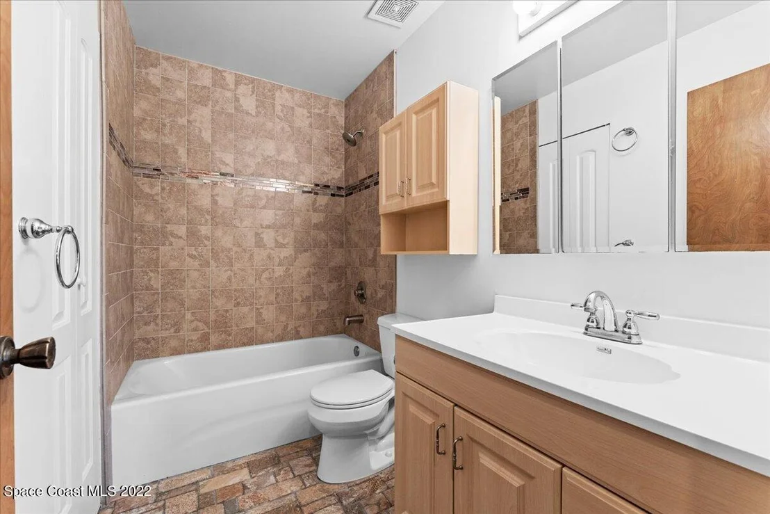 Photo of 3274 Edgewood Drive NE