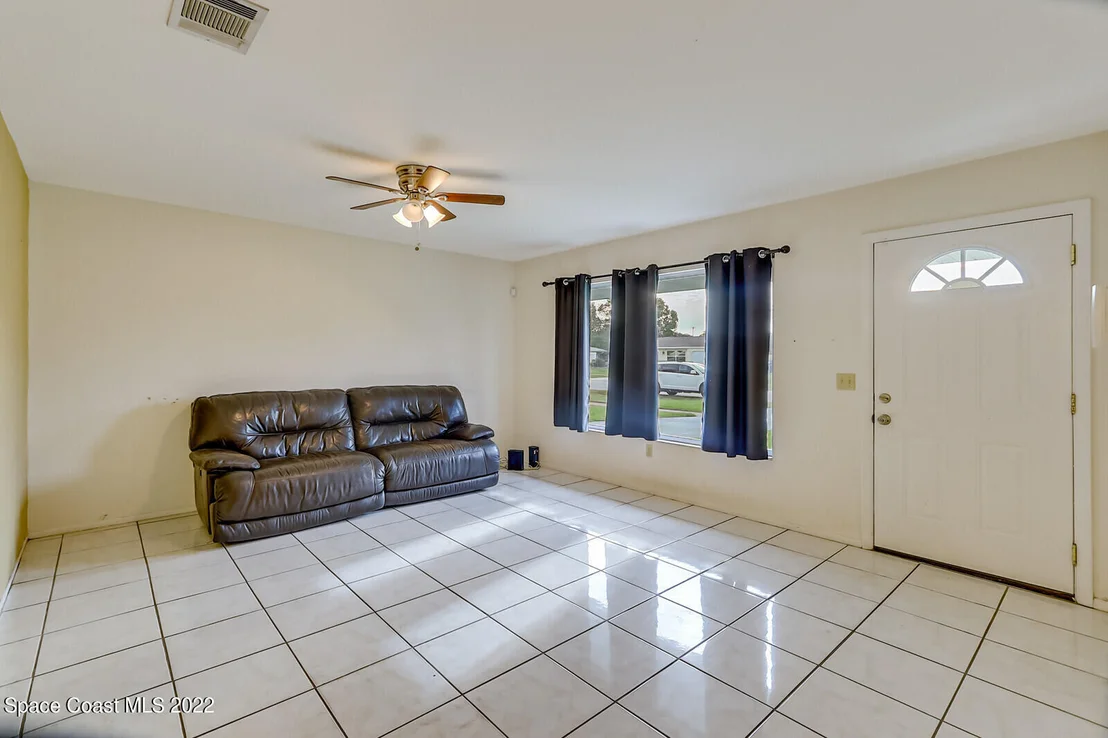 Photo of 1310 Mariposa Drive NE