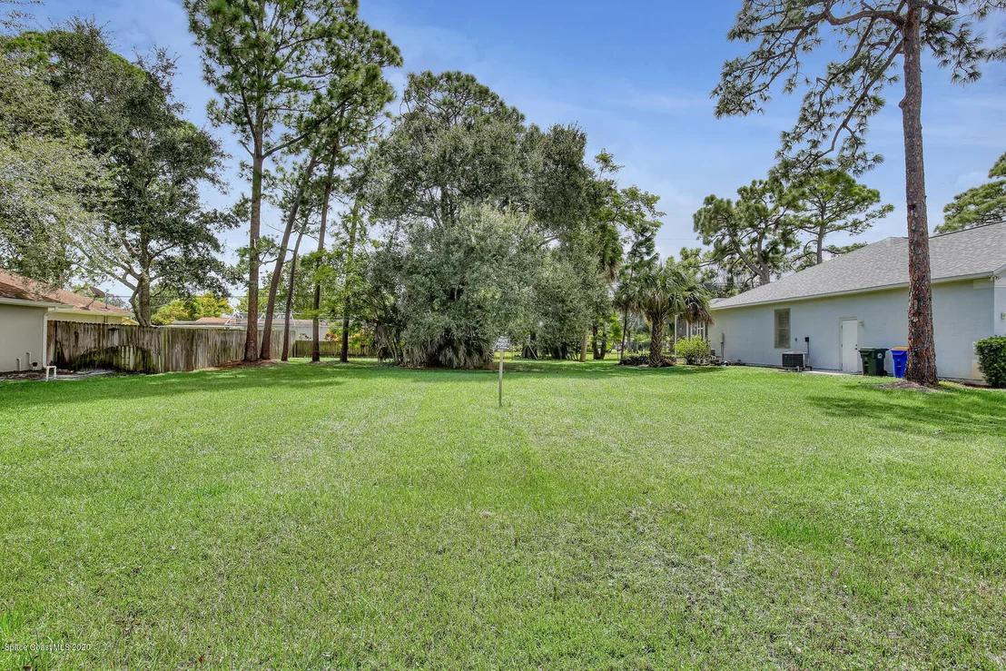 Photo of 975 Pineland Drive
