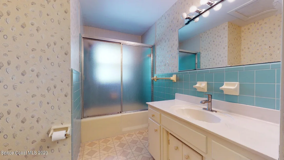 Photo of 204 S Riverside Drive
