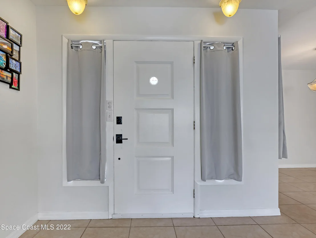 Photo of 619 N Robert Way