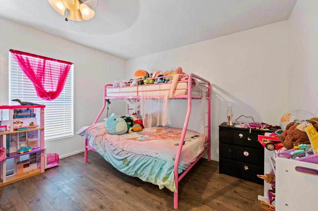 Photo of 822 Onyx Drive NE