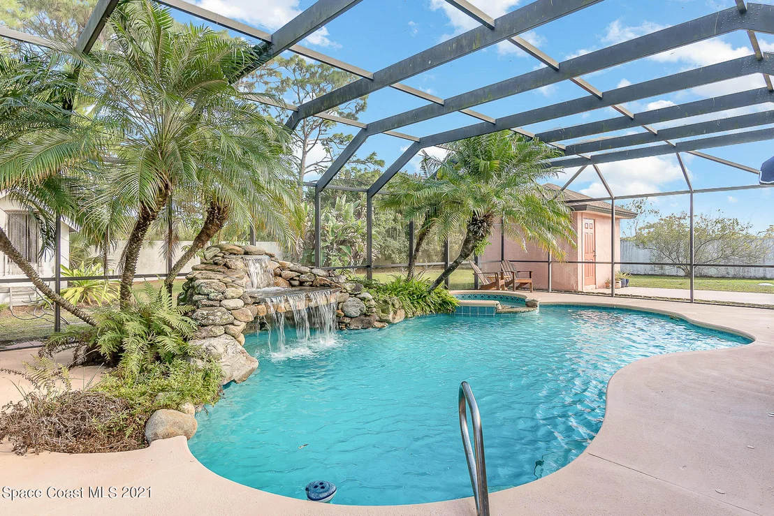 Photo of 2555 Macdonald Lane