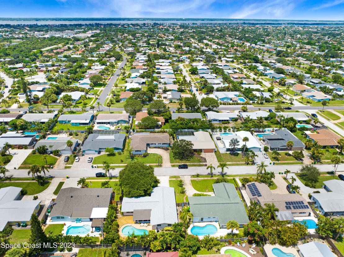 Photo of 621 N Robert Way