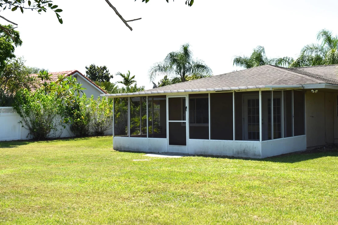 Photo of 881 Riviera Drive NE