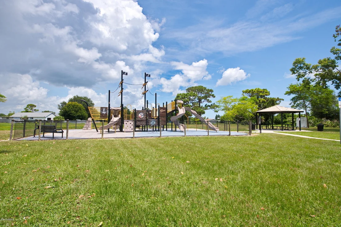 Photo of 1025 Riviera Drive NE