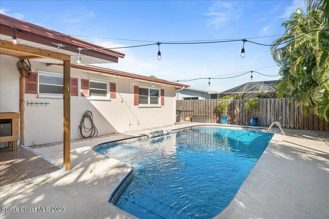 Photo of 615 N Robert Way