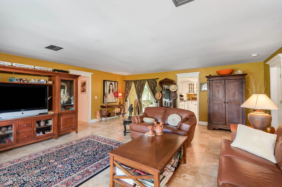Photo of 180 White Oak Circle