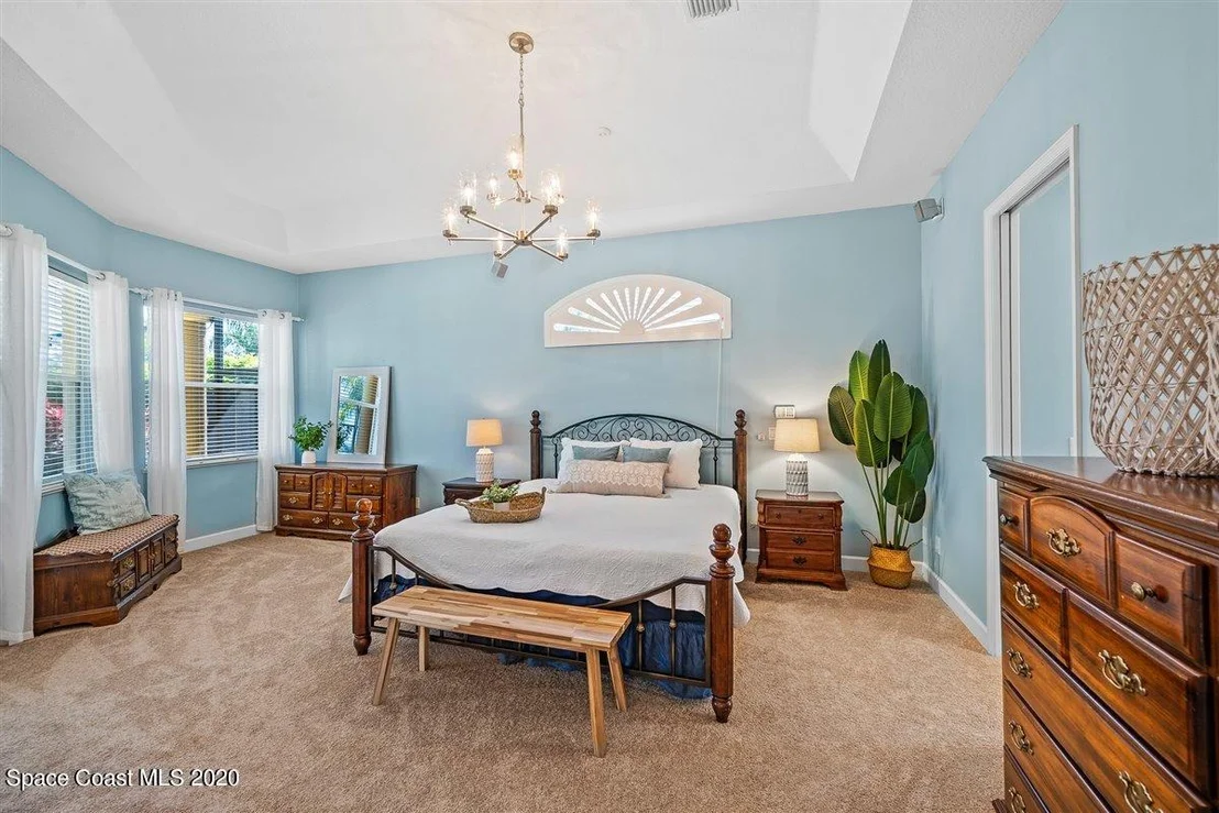 Photo of 925 Chatsworth Drive