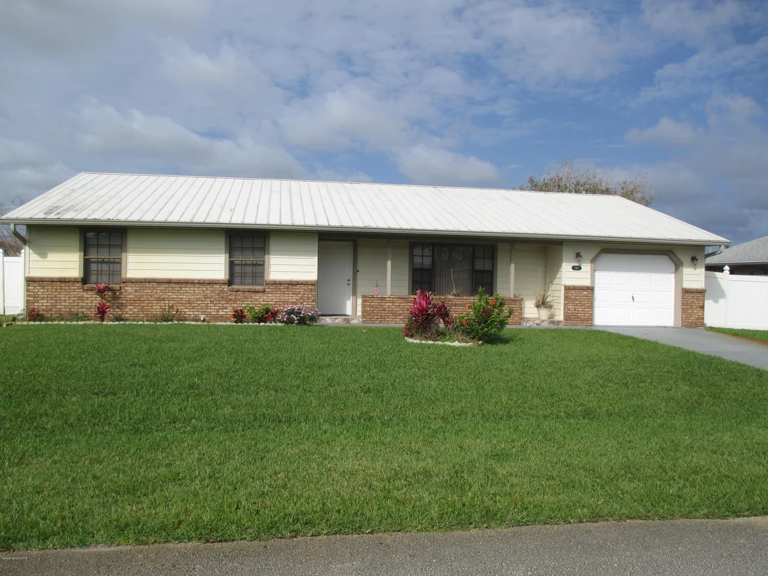 Photo of 790 Becker Avenue NE