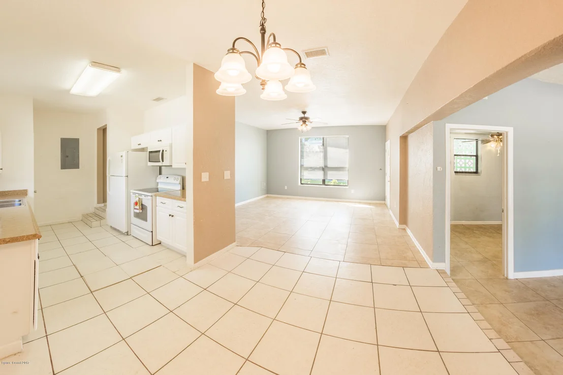 Photo of 1073 Cabot Drive NE