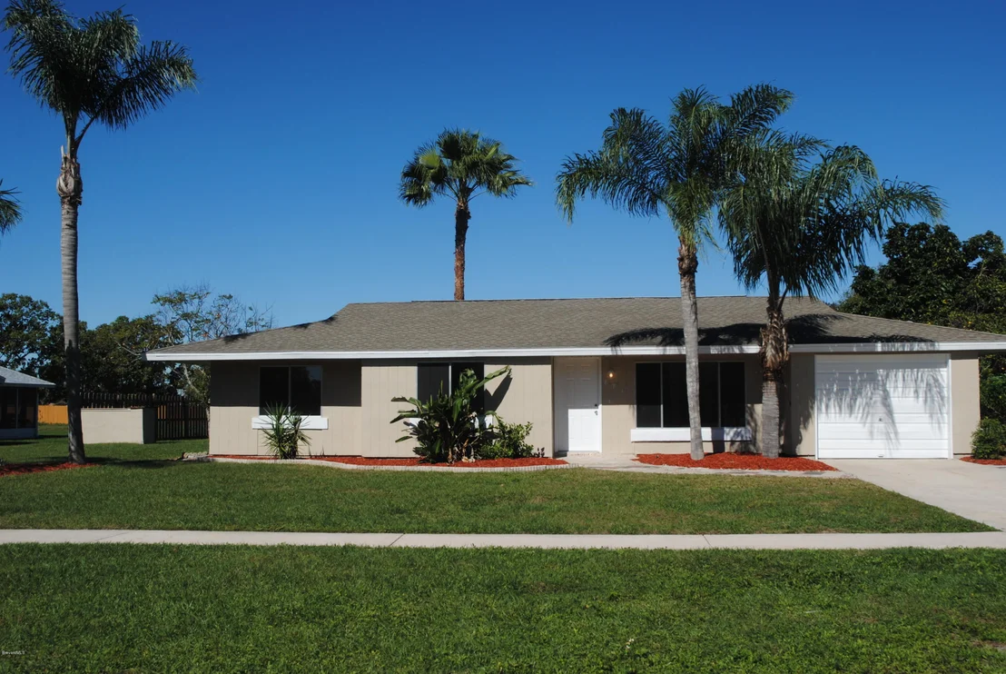 Photo of 881 Riviera Drive NE