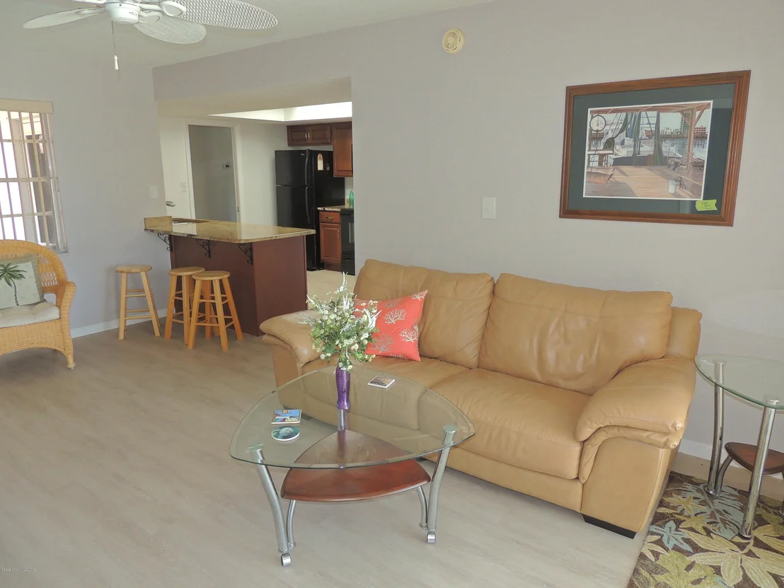 Photo of 327 Dorset Drive S